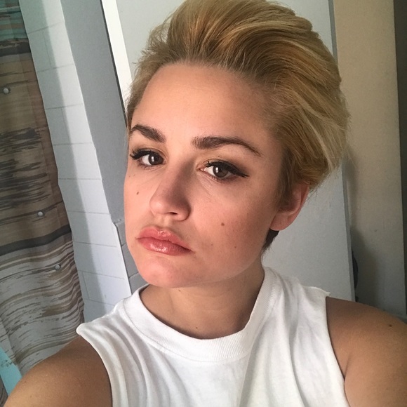 Meet your Posher, Christina - Picture 3 of 3